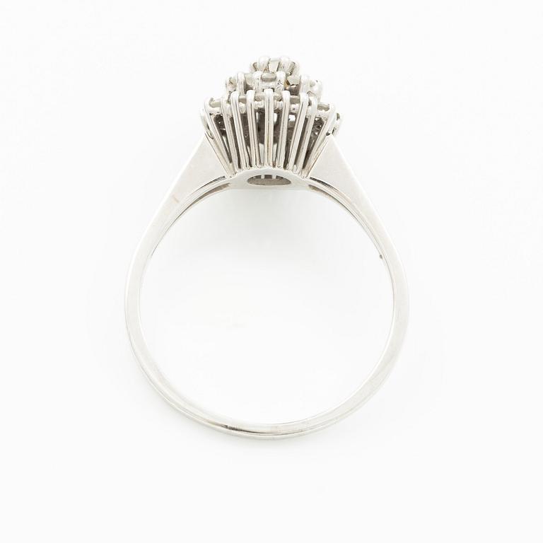 Ring, 18K white gold with brilliant-cut diamonds.