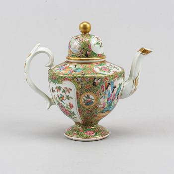 A famille rose Canton teapot with cover, Qing dynasty, late 19th century.