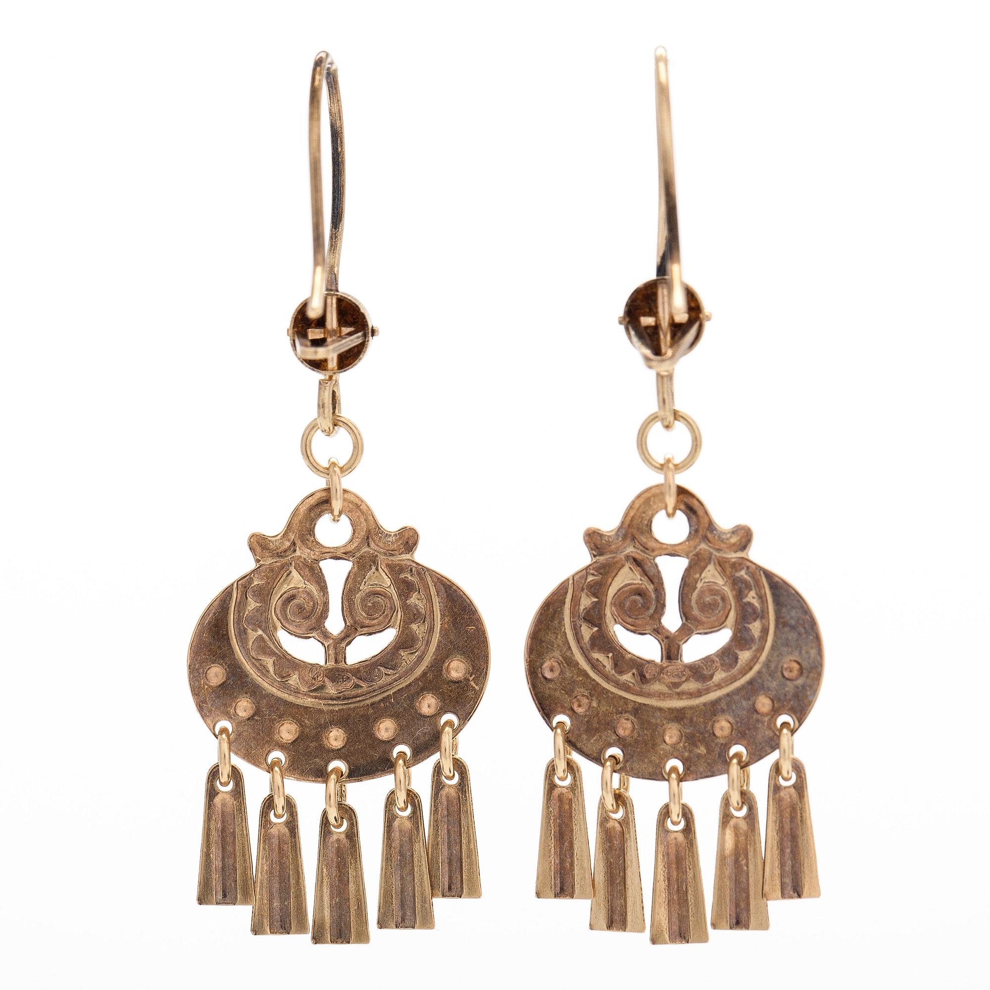 Germund Paaer, A pair of 14K gold earrings "Moon goddess". Kalevala Koru, Helsinki 2000.
