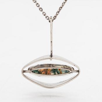 Elis Kauppi, halsband, silver och mossagat. Kupittaan kulta, Åbo 1965.