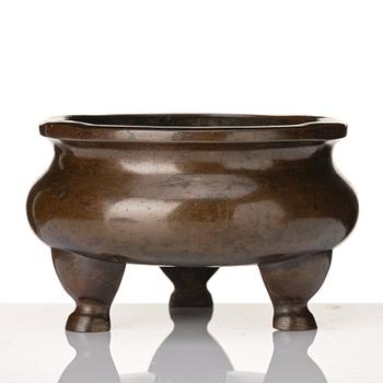 A tripod bronze censer, late Ming dynasty/early Qing dynasty.