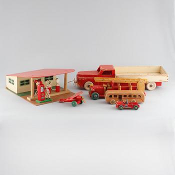 Seven pieces of wooden toys, i.a made by Gemla Leksaksfabrik in Sweden, around mid 20th century.