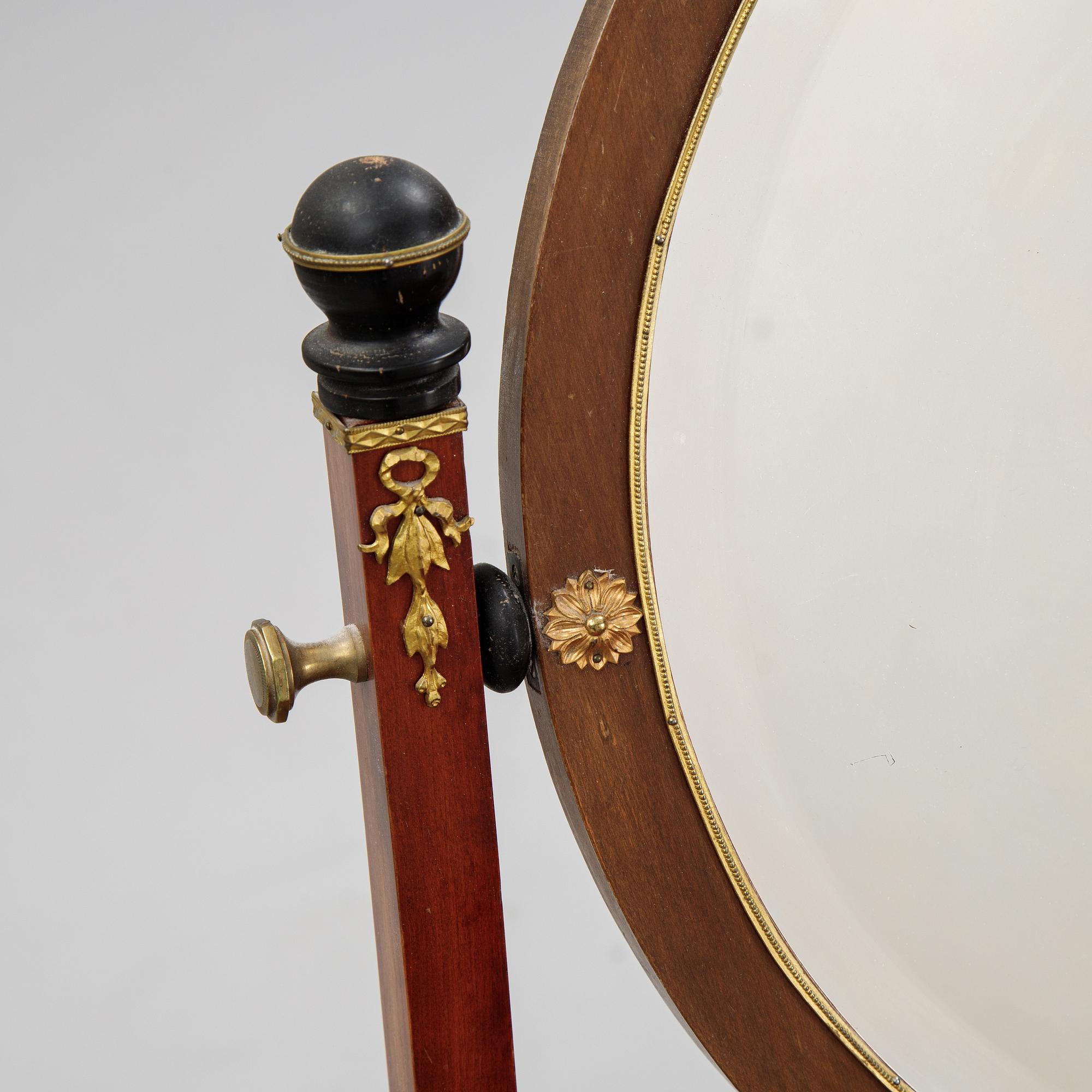 An early 20th century dressing table.