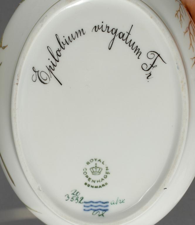 BONBONJÄR, porslin, modellnummer 3582, "Flora Danica", Royal Copenhagen, 1900-tal.