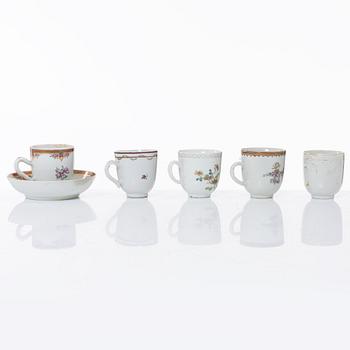 Koppar, fyra stycken, samt kopp med fat, vapenporslin, Qingdynastin, 1700-tal.