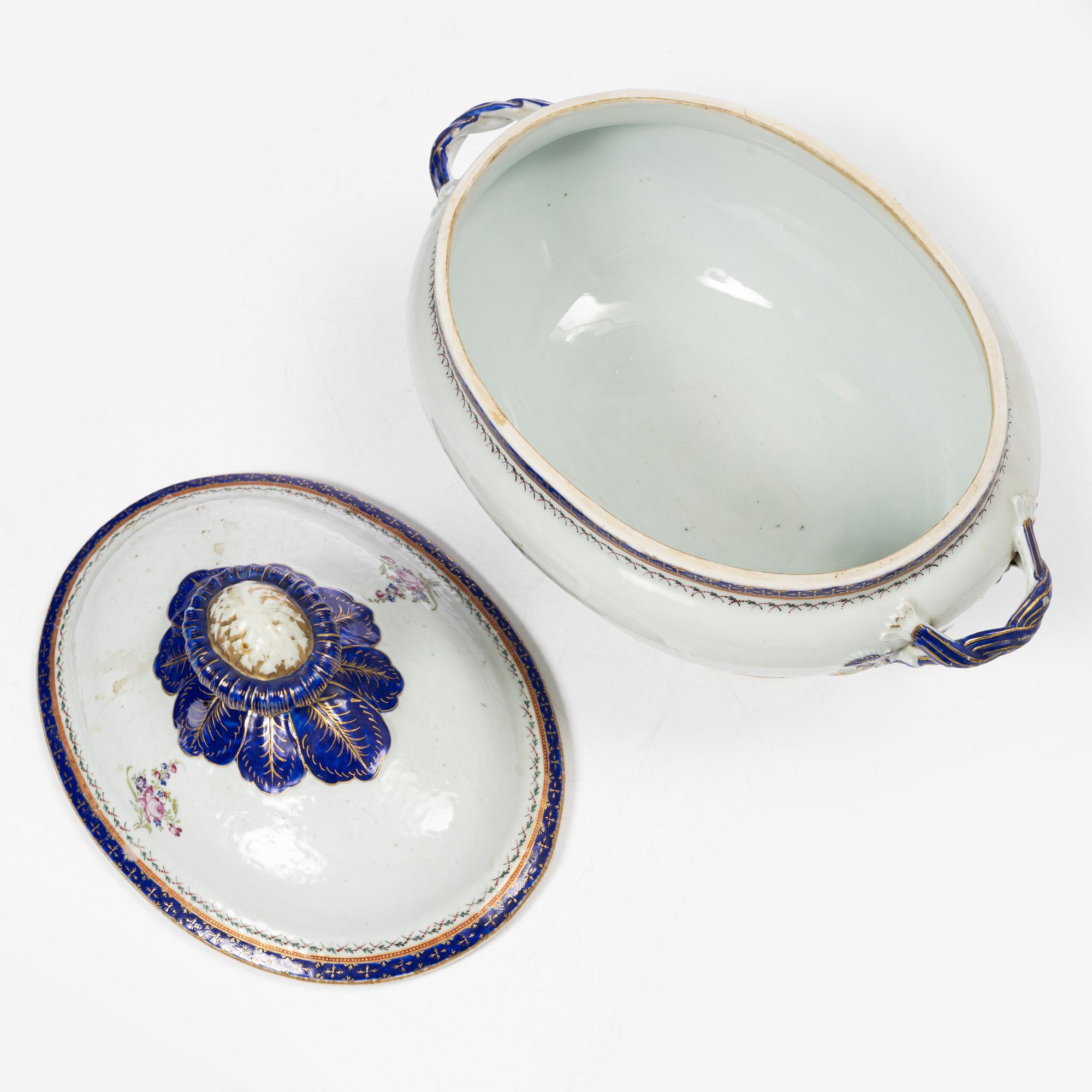 Terrin med lock och fat, kompaniporslin, Kina, Qingdynastin, omkring 1800.