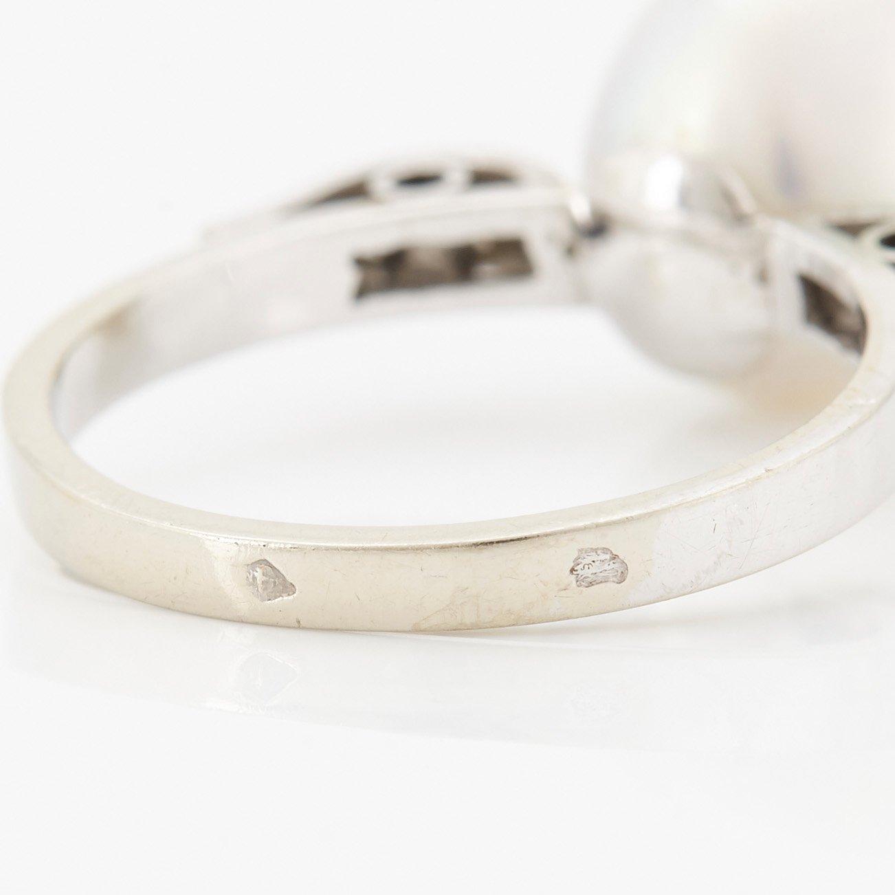 Ring 18K vitguld med en pärla och åttkantslipade diamanter.