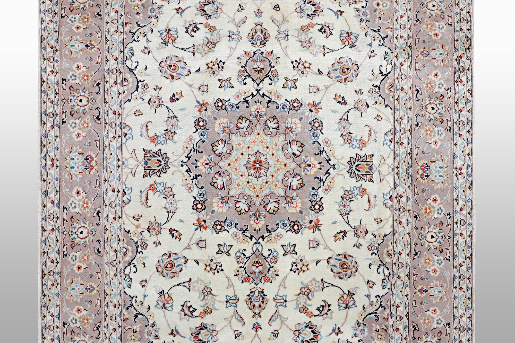 A carpet, Kashan, ca 295 x 195 cm.