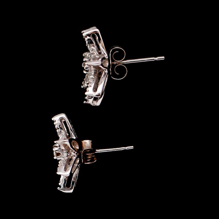ÖRHÄNGEN, 1 par, 14 k vitguld, briljantslipade diamanter tot ca 0.50 ct.