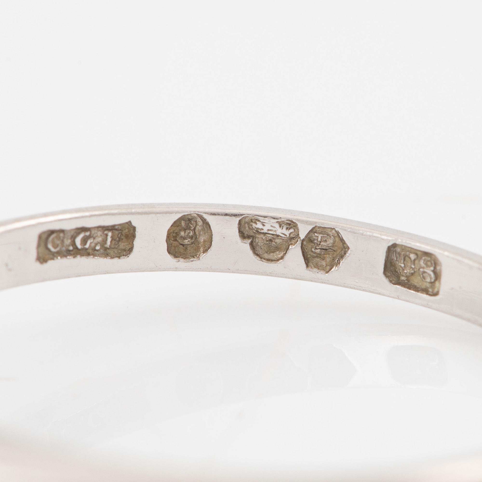 Ring, CG Hallberg, platina med briljantslipad diamant.