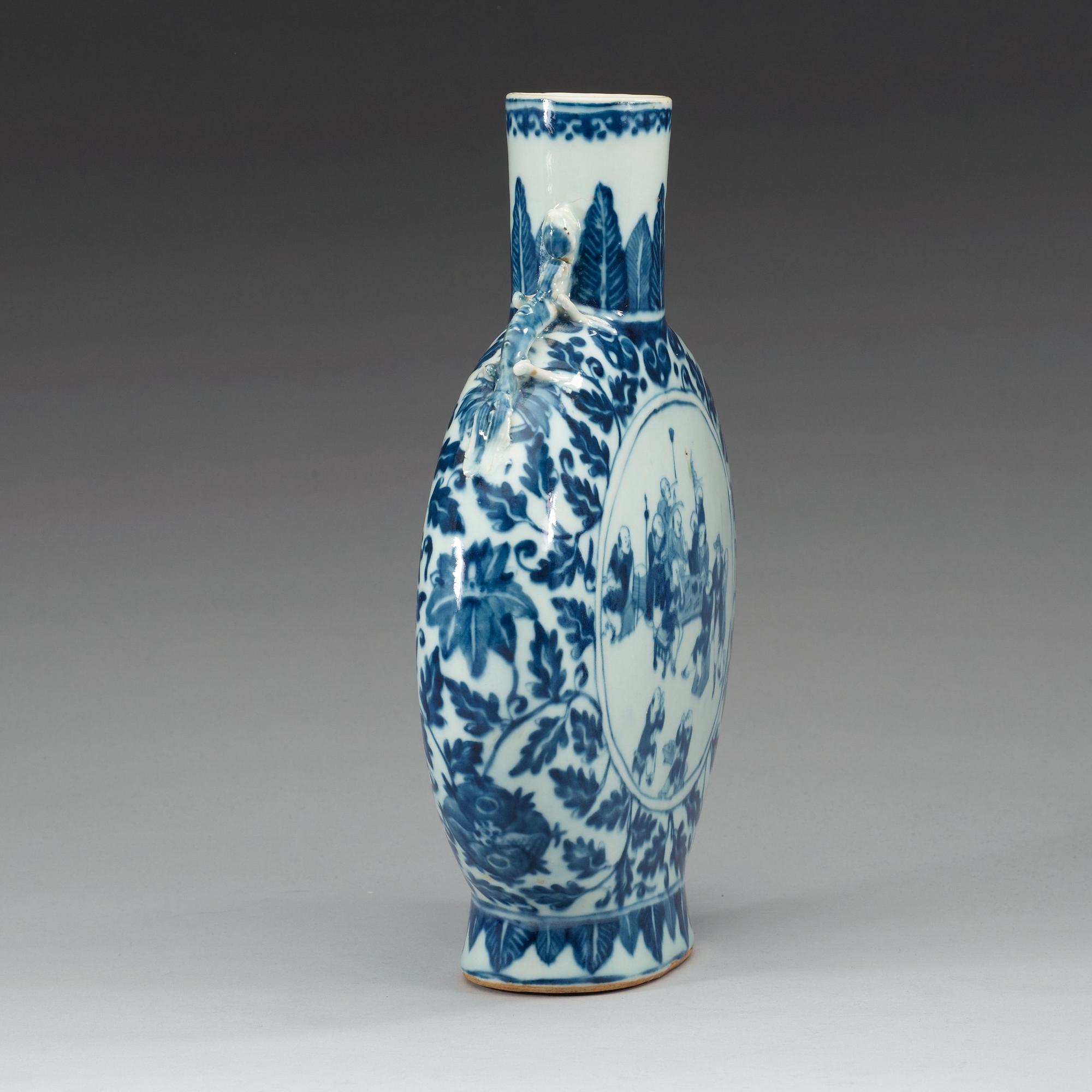 A blue and white moon flask, Qing dynasty, 19th Century.