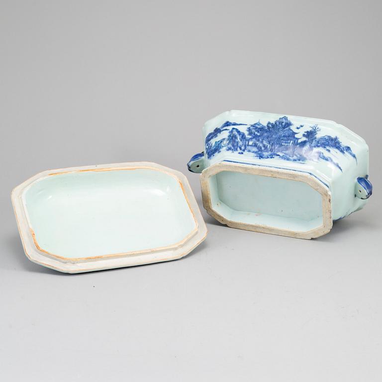 A blue and white export porcelain tureen with cover and dish, Qing dynasty, Qianlong (1736-95).