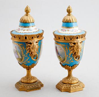 LOCKURNOR,  1 par, porslin och förgylld brons, Louis XVI-stil, Frankrike, sent 1800-tal.