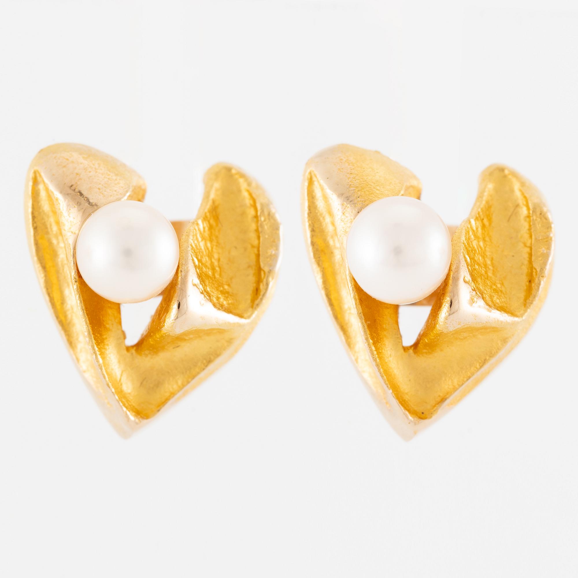 Lapponia, a pair of earrings in 14K gold with cultured pearls "Tundra Flower".