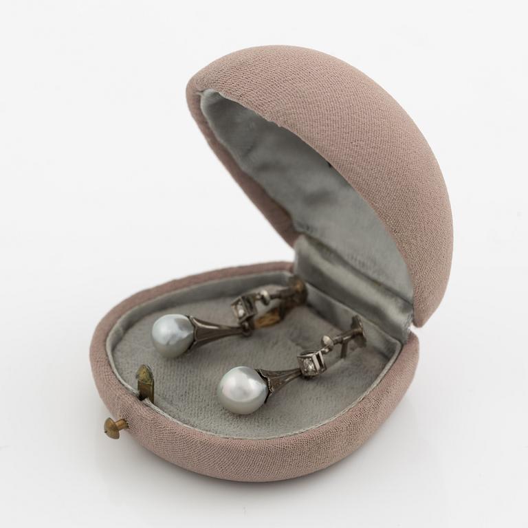 A pair of earrings in 18K white gold with cultured pearls and round brilliant-cut diamonds.