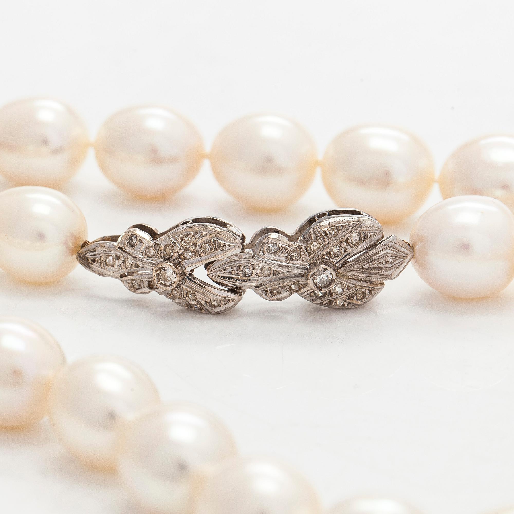 Helminauha, sterlinghopeaa, makeanvedenhelmiä ja timantteja.