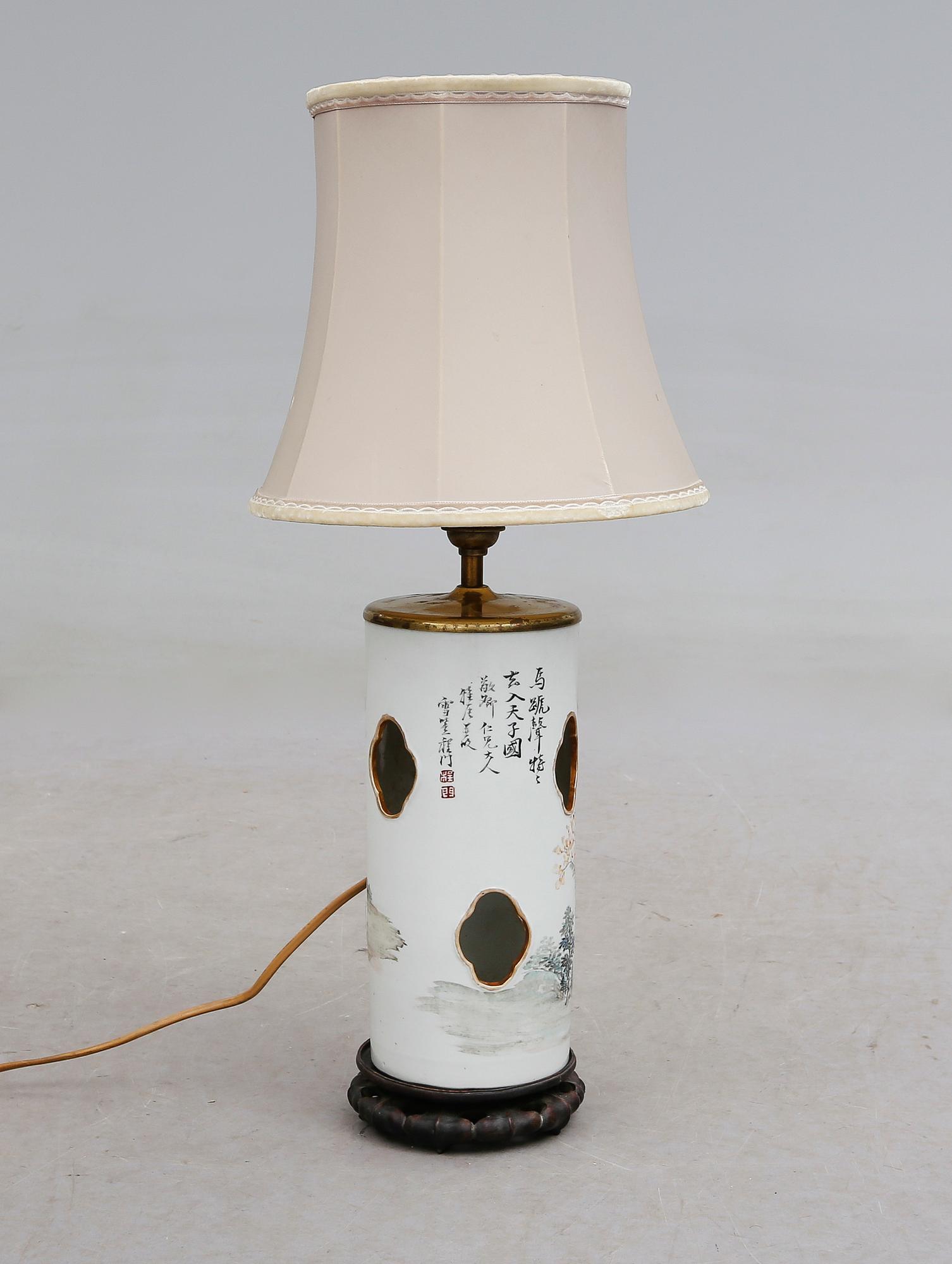BORDSLAMPA/LYKTA, porslin, Kina, 1900-tal.