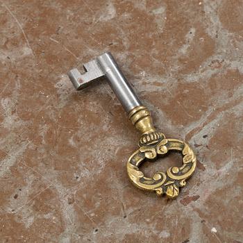 A mahogany veneered chest of drawers, first half of the 19th Century.