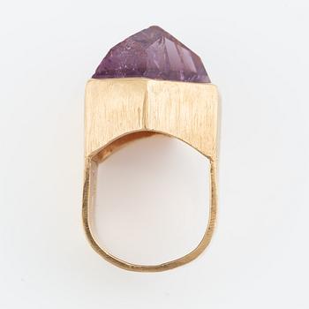 Rey Urban, ring, 18K guld med en fasettslipad ametist, Stockholm 1969.