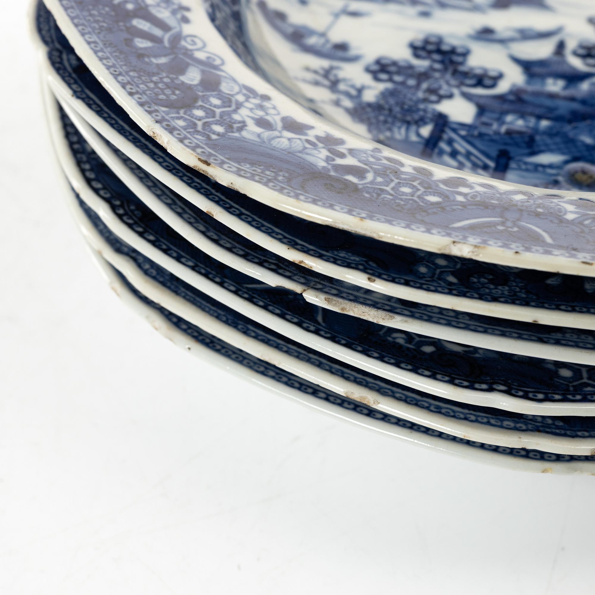 Service pieces 8 pcs, roasting dish 1 pc and 7 pcs plates, Qianlong (1736-95).