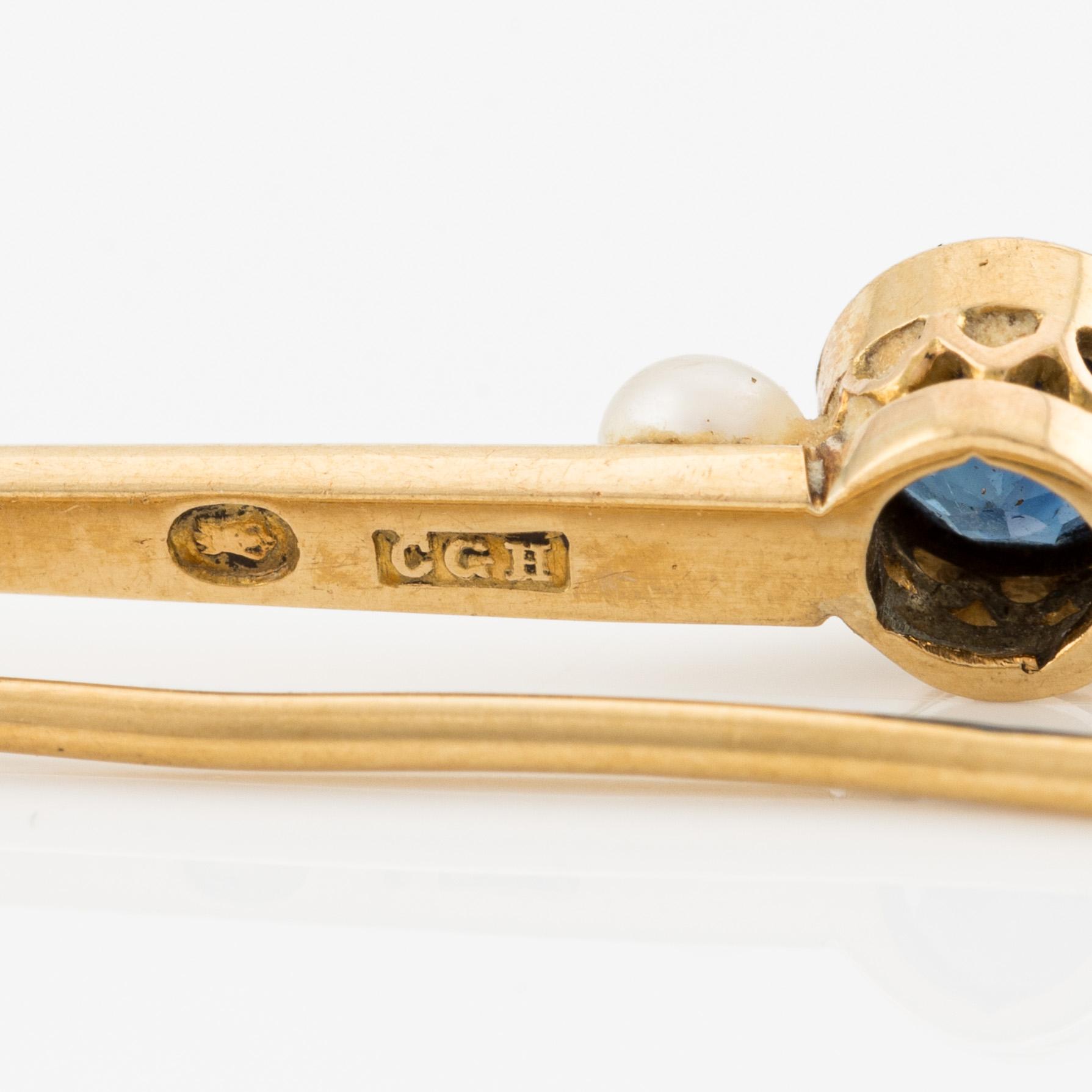 Brooch, brooch pin, CG Hallberg, 18K gold with pearls and sapphire.