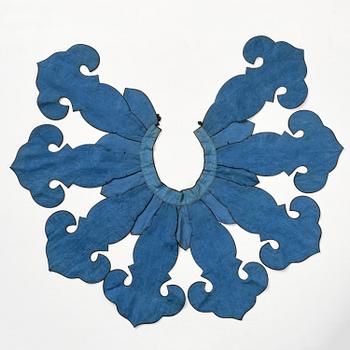 An elegant embroidered cloud collar, Qing dynasty, 19th century.
