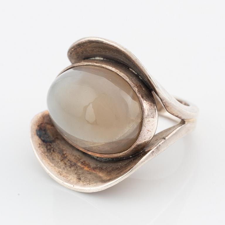 Ring in sterling silver with a white cabochon-cut stone, Jan Brunk.