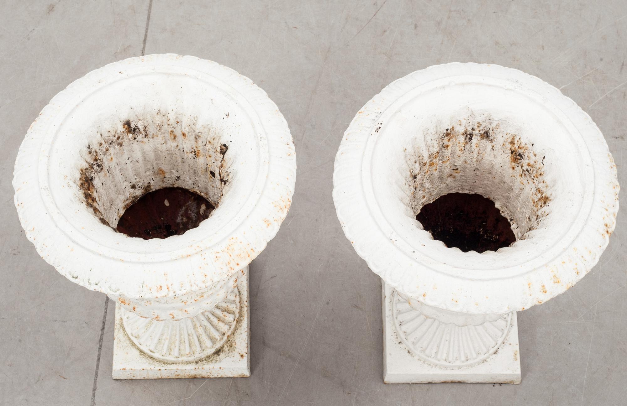 TRÄDGÅRDSURNOR, ett par, gjutjärn, 1900-tal.