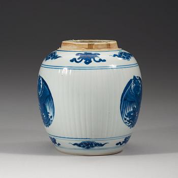 A blue and white jar, Qing dynasty, Kangxi (1662-1722).