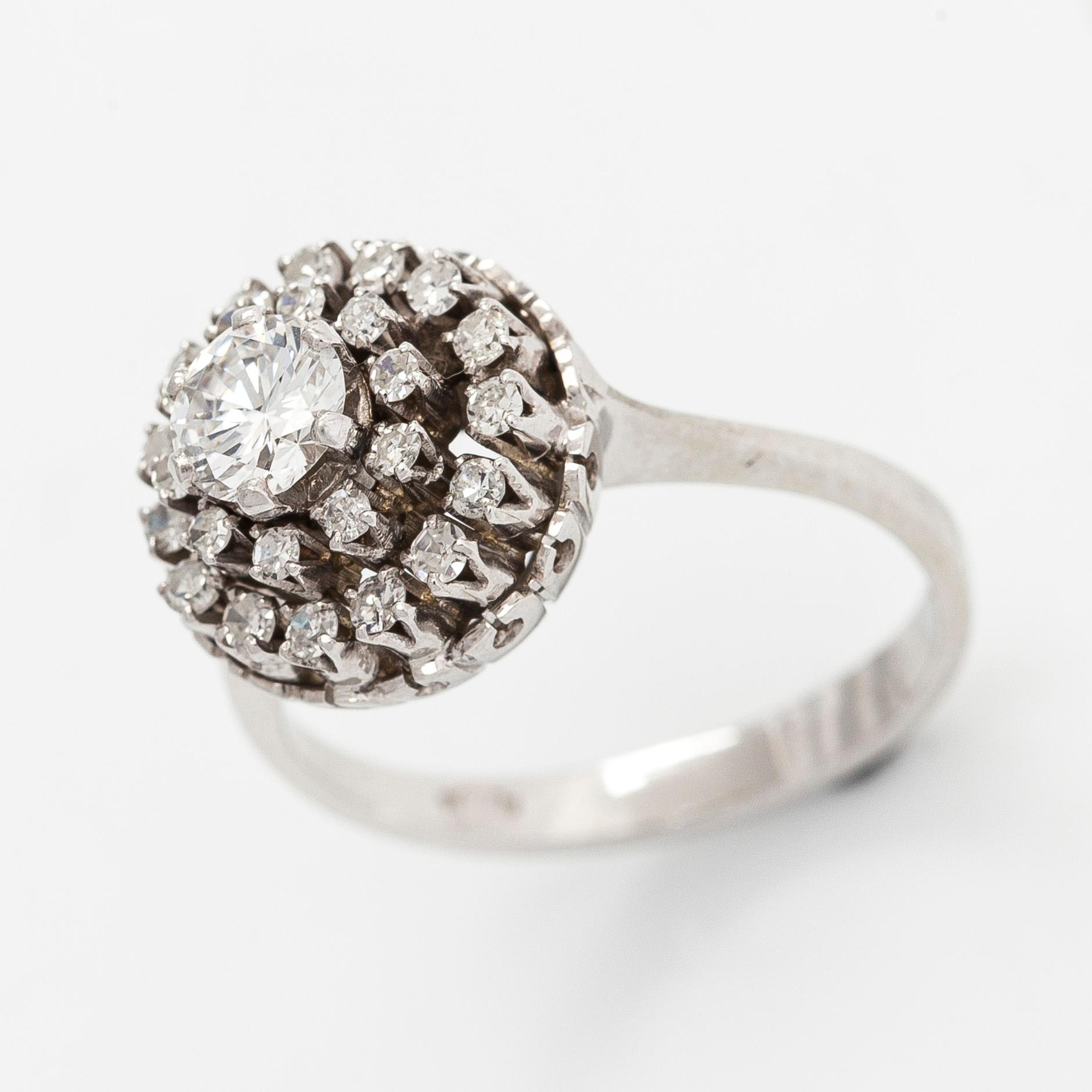 An 18K whitegold cluster ring set with a brilliant- and single-cut diamonds.