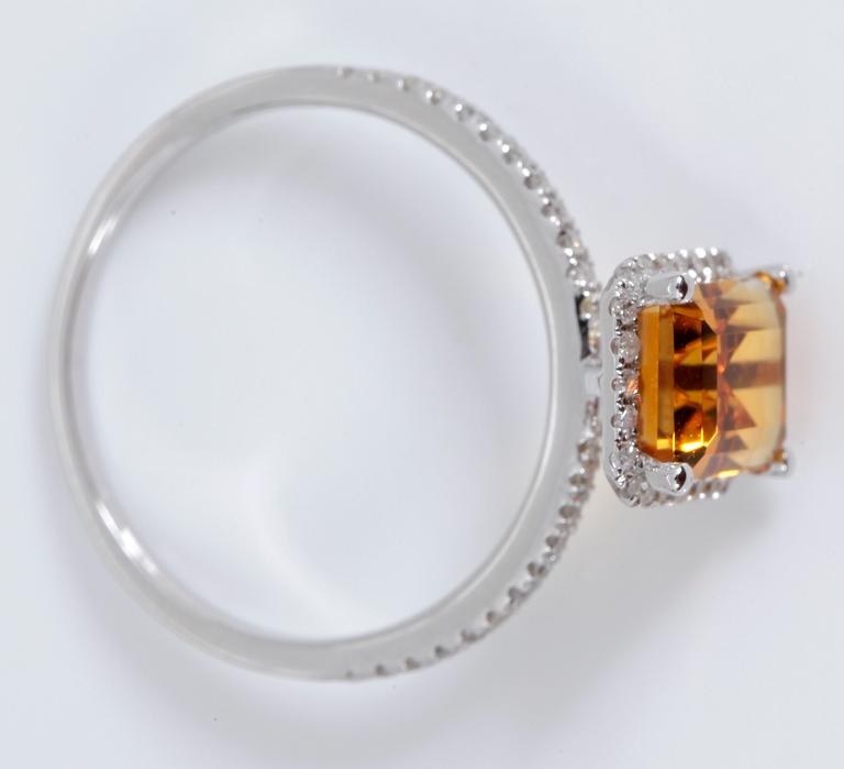 RING, 14k vitguld med citrin ca 6x8 mm och diamanter tot 0,29 ct, vikt 2,1 g.