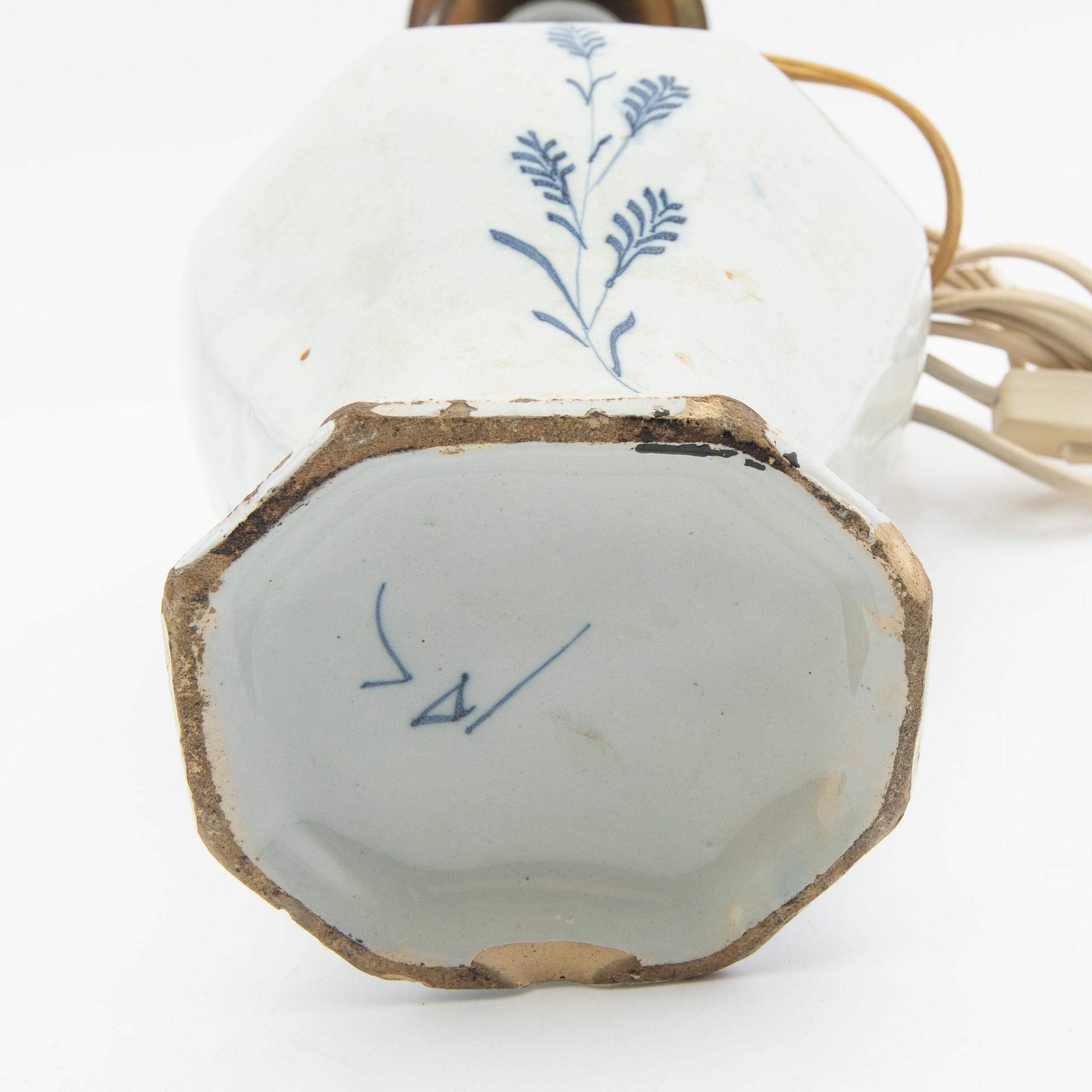 Urn, faience, Holland, Delft, 18th century.