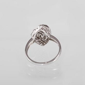 RING, 18k vitguld med briljant och baguettslipade diamanter, 0.41 ct. Vikt 3,0 g.