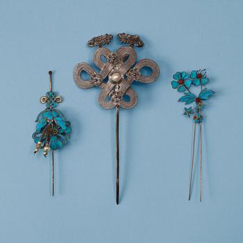 1425. HÅRNÅLAR, tre stycken, metall, pärlor, fjädrar. Qing dynastin, 1800-tal.