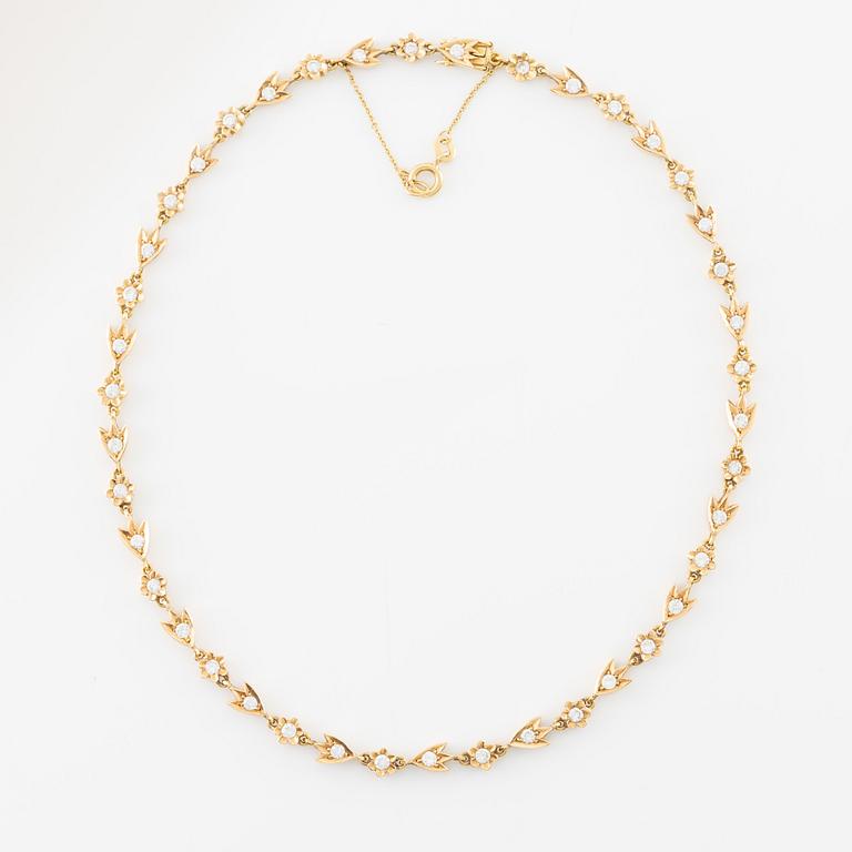 A necklace in 18K gold round brilliant-cut diamonds.