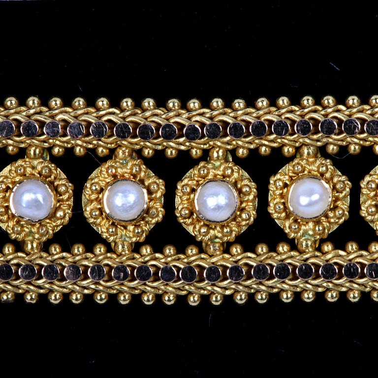 ARMBAND, 18k guld med pärlor. Vikt 31,3g.