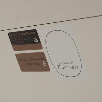 Bruno Mathsson & Piet Hein, matbord, "Superellips", Fritz Hansen, Danmark, daterat 2012.