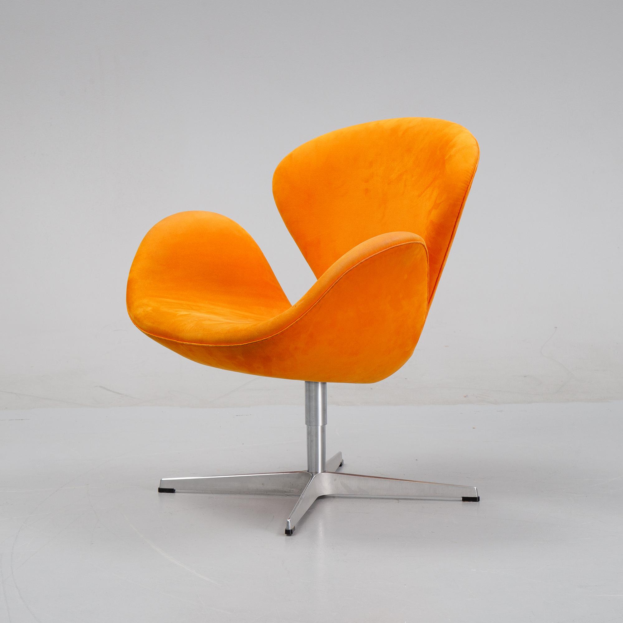 Arne Jacobsen, fåtölj, "Svanen", Fritz Hansen, Danmark, daterad 2005.