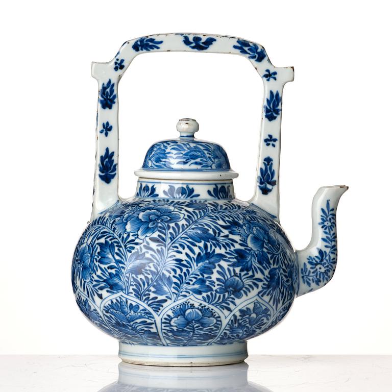 A large blue and white tea pot with cover, Qing dynasty, Kangxi (1662-1722).