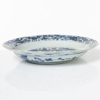 A Chinese blue and white porcelain dish, Ming dynasty, Wanli (1572-1620).