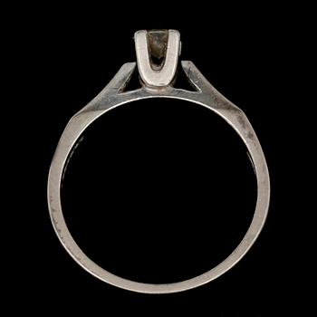 RING, 18k vitguld med briljantslipad diamant ca 0,20 ct enligt gravyr. Gustad Dahlgren & Co, Malmö 1984. Vikt 3,2 g.