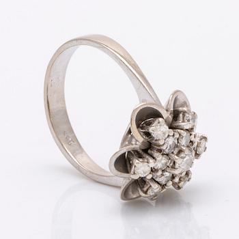 Ring 14K whitegold 13 brilliant-cut diamonds approx 0,40 ct in total.