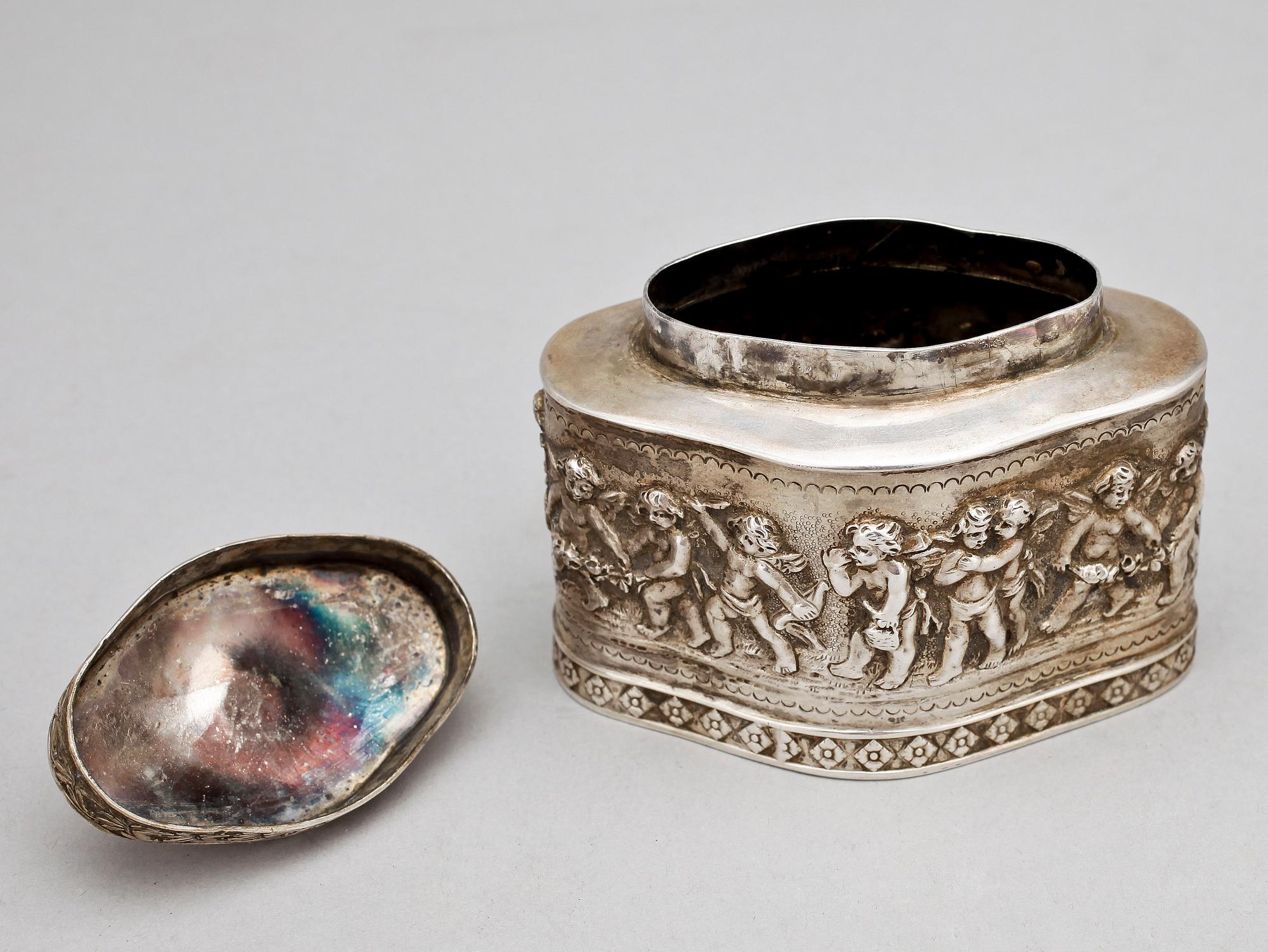 DOSA, silver, Svenska importstämplar, 1900-tal. Vikt 106 g.