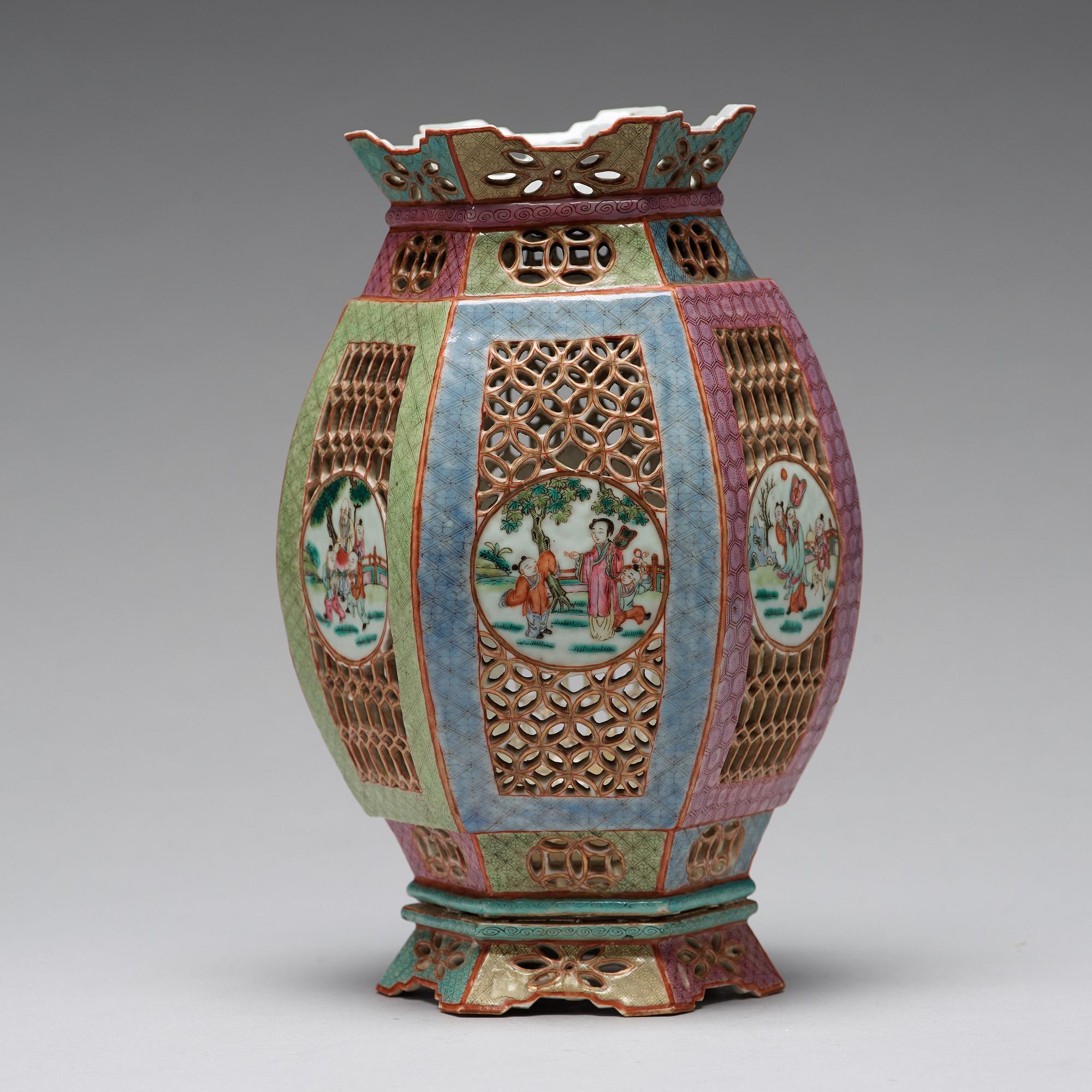 LYKTA med STÄLL, porslin. Qingdynastin, 1800-tal.