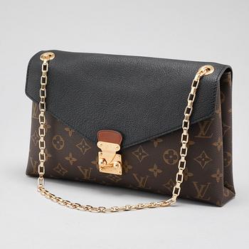 a "Pallas Chain" bag.