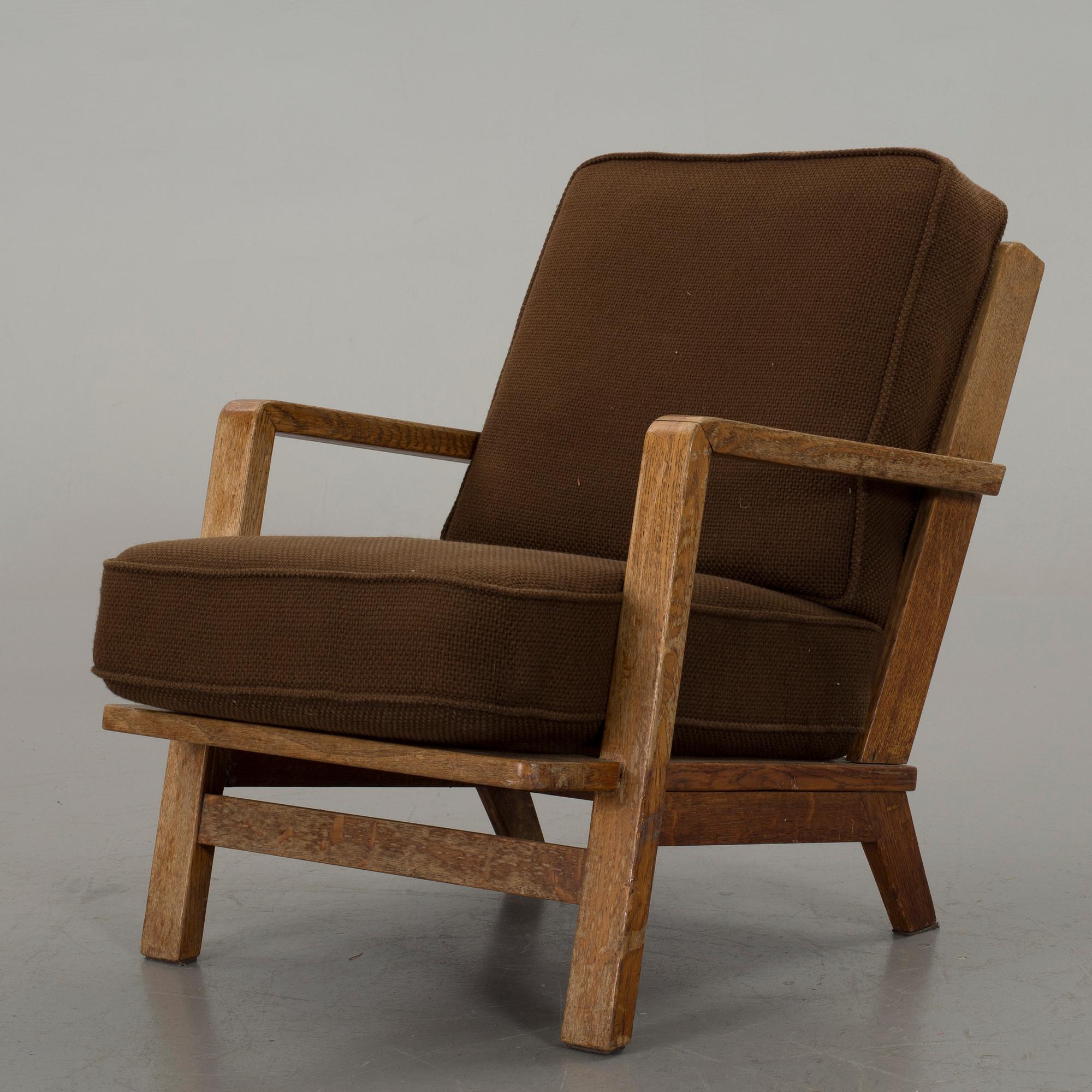 A EASY CHAIR MID 20TH CENTURY.