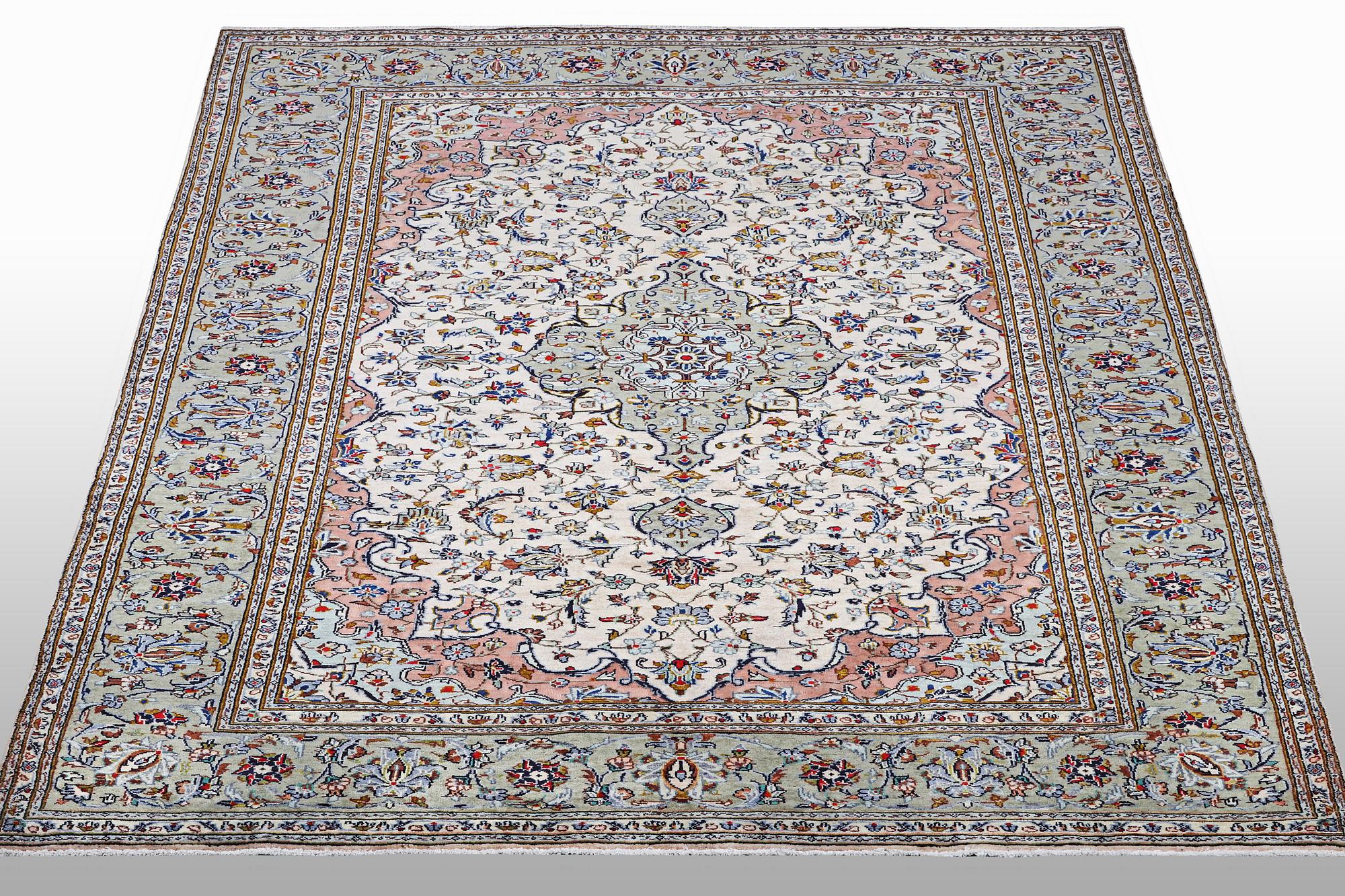 A carpet, Kashan, ca 291 x 201 cm.