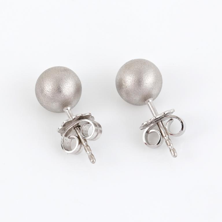 ÖRHÄNGEN, ett par mattslipade 18K vitguldsbollar, diameter 7.1mm på stift med en diamant i varje totalt ca 0.1ct.