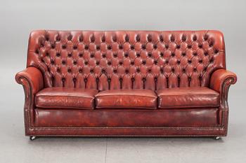 SOFFA, Chesterfieldmodell. England, 1900-talets slut.
