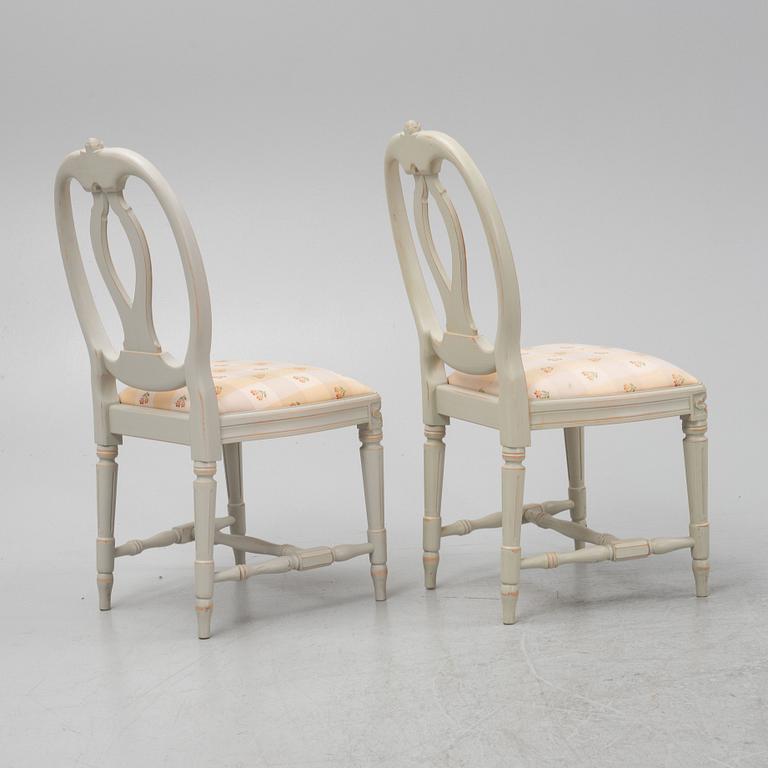Matbord med 18 stolar, gustaviansk stil. 1900-talets andra hälft.